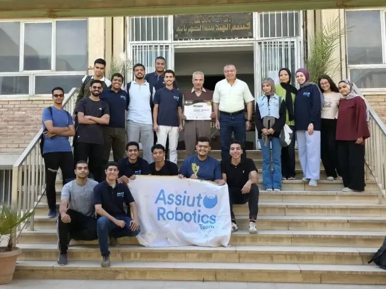فريق «أسيوط روبوتكس» بكلية الهندسة جامعة أسيوط يحصد جائزة أفضل تصميم ميكانيكي
