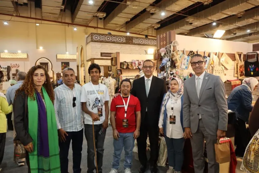 الرئيس التنفيذي لجهاز تنمية المشروعات يتفقد اجنحة  العارضين من ذوي الهمم ويوجه بتقديم  كافة سبل الدعم لهم