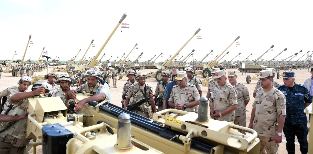 وزير الدفاع يشهد إجراءات تفتيش الحرب لأحد تشكيلات المنطقة الشمالية العسكرية - صور