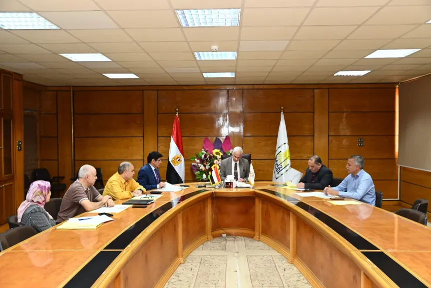 رئيس جامعة أسيوط يترأس اجتماع مجلس إدارة صندوق القرية الأوليمبية لمتابعة أعمال التطوير