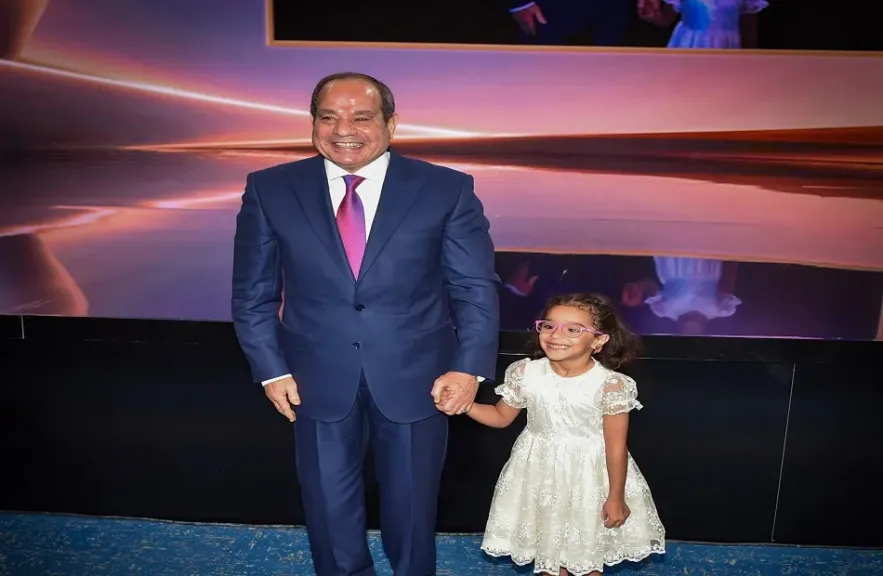 الرئيس السيسي يصافح شابًا من ذوي الهمم تمنى لقاءه والطفلة تاليا صاحبة أغنية الجلسة الافتتاحية لمنتدى مصر2026