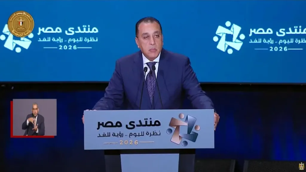 مدبولي يستعرض تطورات الدولة من 2011 إلى 2014.. ويُهدي الرئيس السيسي كتابًا يوثق إنجازات مصر على مدار 12 عامًا