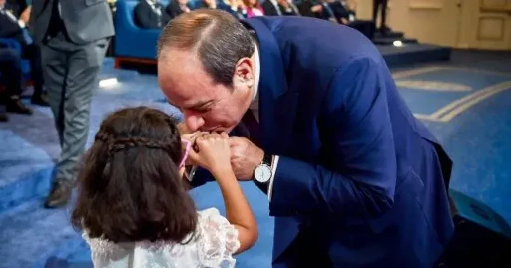 الرئيس السيسي يحقق أمنية الطفلة تاليا بصورة تذكارية في ختام منتدى مصر 2026