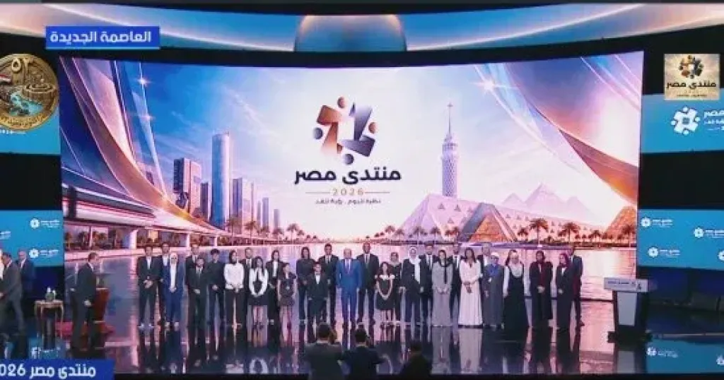 فخامة الرئيس السيسى يشارك صورة تذكارية مع عدد من النوابغ المكرمين من أبناء مصر