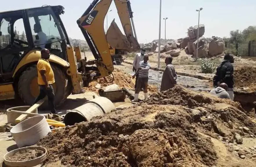مياه القاهرة تنجح في السيطرة على كسر بخط مياه عكرة بقطر 600 مم دون انقطاع الخدمة