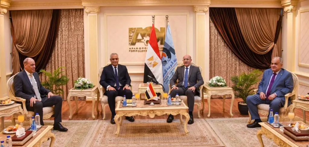 وزير الإنتاج الحربي ورئيس العربية للتصنيع يبحثان تحقيق التكامل الصناعي وتعميق التصنيع المحلي وتوطين التكنولوجيا في الصناعات الدفاعية والمدنية - صور
