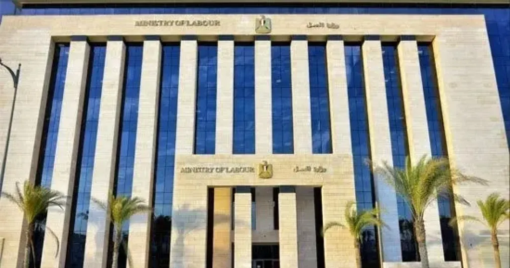 وزارة العمل تعلن عن فرص عمل للصيادلة برواتب تصل إلى 30 ألف جنيه