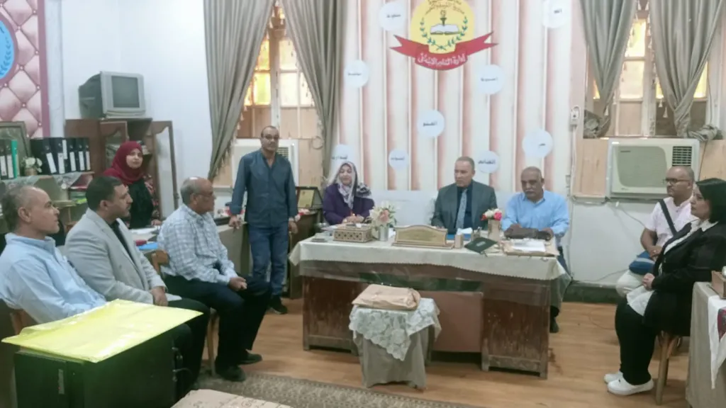 خلال ترؤسه اجتماع مسؤولى التعليم الابتدائى وكيل وزارة التعليم بأسييوط يتابع تنفيذ أنشطة التوكاتسو اليابانية بالمدارس