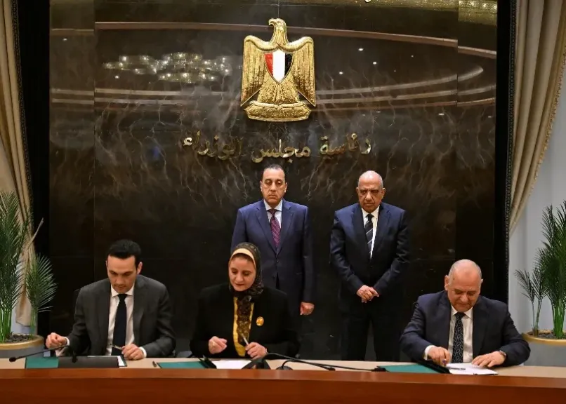 شهدها رئيس مجلس الوزراء.. توقيع ثلاث اتفاقيات بشأن تمويل وتنفيذ مشروع ”دندرة” للطاقة الشمسية