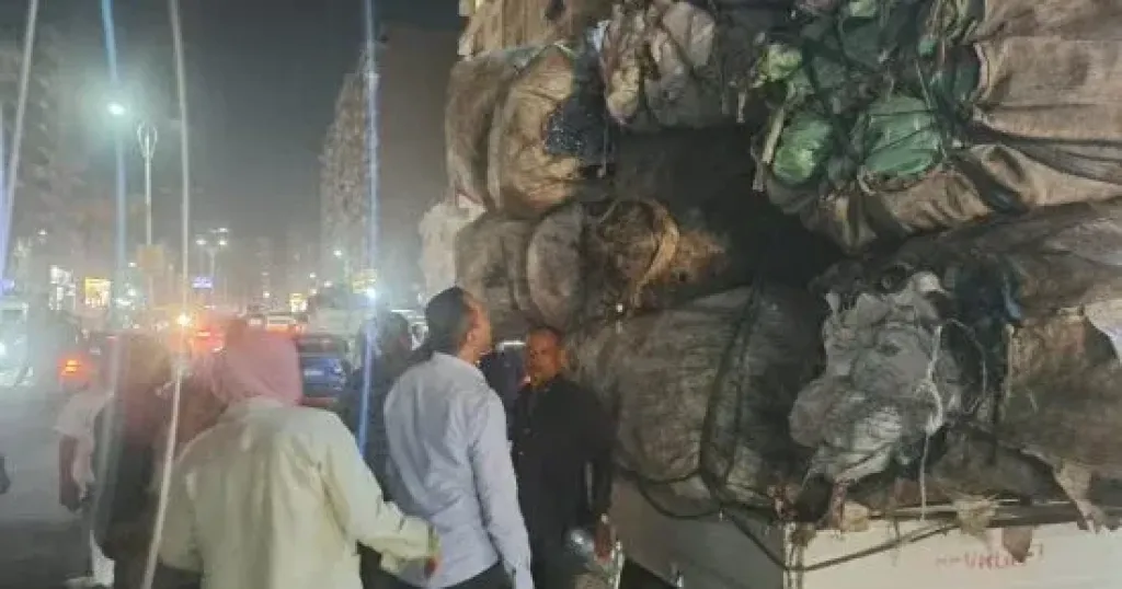 حملة مكبرة على نباشين القمامة بشوارع الهرم.. ومصادرة التروسيكلات المخالفة