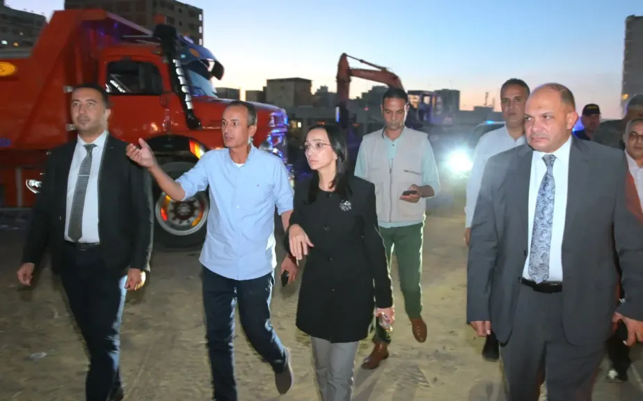 جاكلين تتابع رفع نواتج تطهير ترعة المحمودية بشارع احمد عرابي بكفر الدوار لتيسير الحركة المرورية