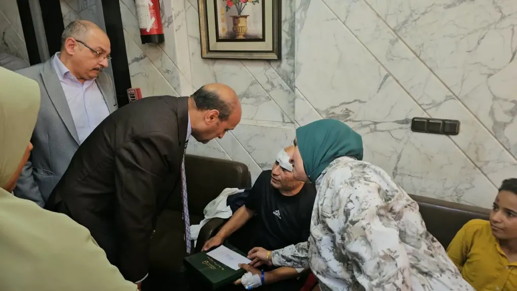 محافظ أسيوط يزور مصابي حادث لاعبي المشروع القومي للموهبة والبطل الأولمبي