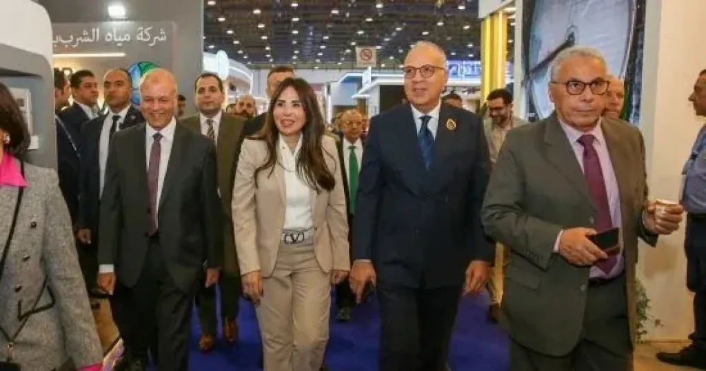 وزيرا الإسكان والري يتفقدان أجنحة الشركات المشاركة بالمؤتمر الدولى لتكنولوجيات المياه