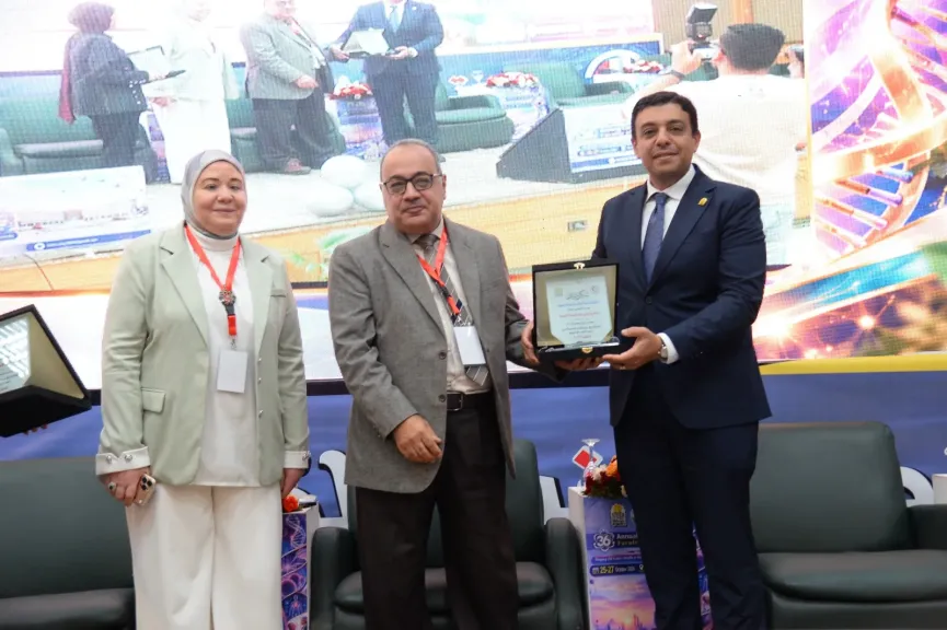 على هامش المؤتمر السنوي الـ 36 للكلية عميد طب أسيوط يعلن أسماء الفائزين بدروع