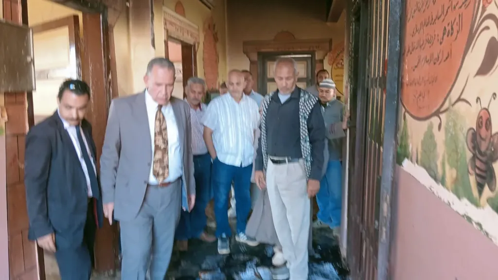 وكيل وزارة التعليم بأسيوط يتفقد السيطرة على حريق محدود بغرفة بمدرسة الخلفاء الابتدائية