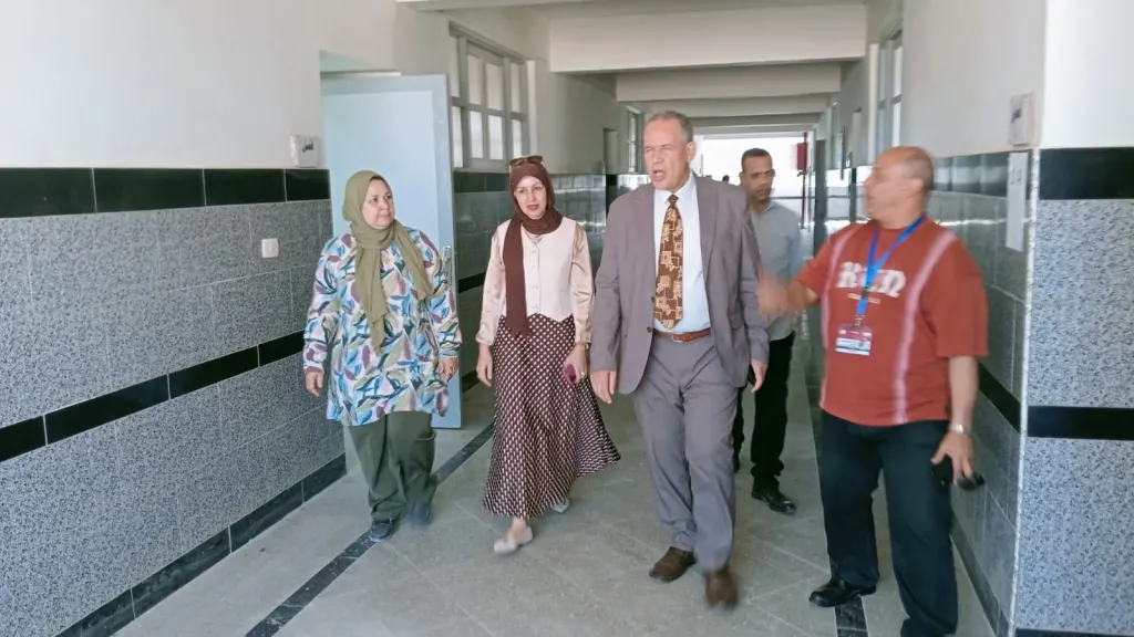 وكيل وزارة التعليم بأسيوط يتابع الانضباط المدرسى بمدارس 30 يونيو والثورة لغات والجهاد