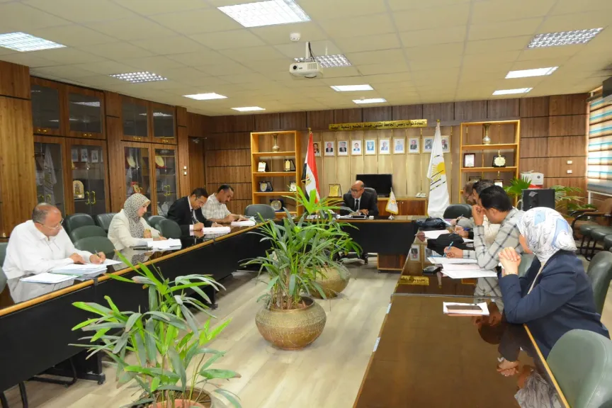 مركز الخدمة العامة للمشروعات البيئية والخدمية والإنتاجية بجامعة أسيوط يبحث تفعيل مشروعات