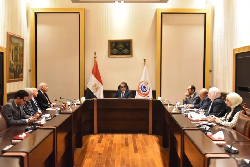 وزير الصحة يبحث الاستفادة من خبرات الأطباء المصريين بلندن لتطوير التدريب والبحث العلمي