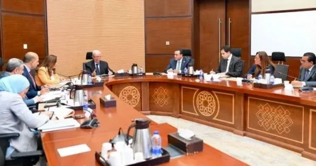 حسين عيسى يبحث مع وزيرة التنمية المحلية جهود تطوير تنظيم إدارة المخلفات