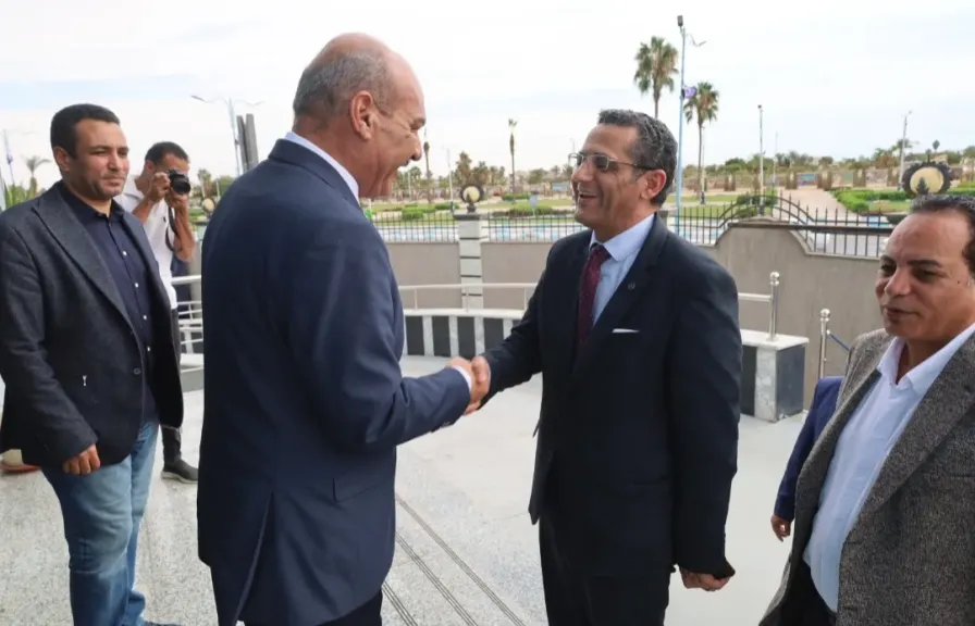 محافظ السويس يستقبل نقيب الصحفيين والسكرتير العام للنقابة ويتبادل معهما الدروع بمناسبة العيد القومي الـ53