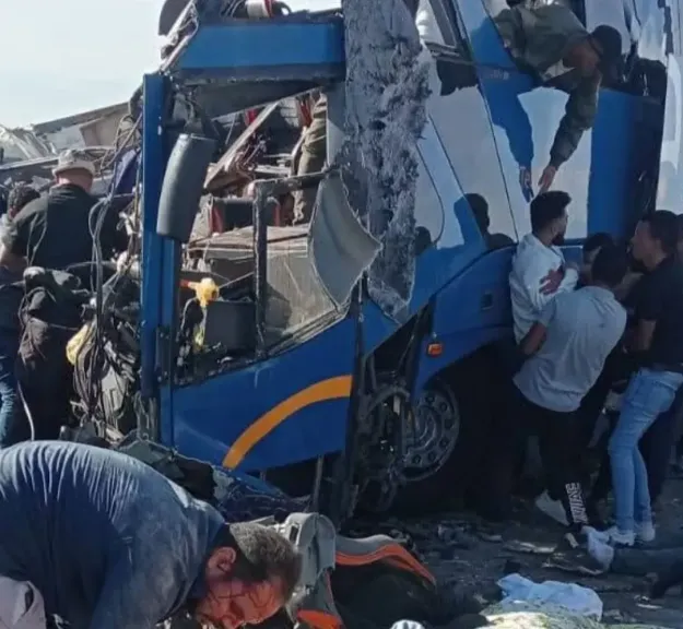 مصرع شخصين وإصابة 42 في تصادم أتوبيس ونقل