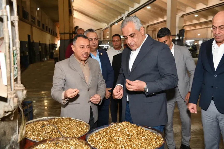 بالتزامن مع الاحتفال بذكرى إنتاج أول طلقة ذخيرة مصرية.. ”جمبلاط” يطمئن على سير العملية الإنتاجية في ”شبرا للصناعات الهندسية