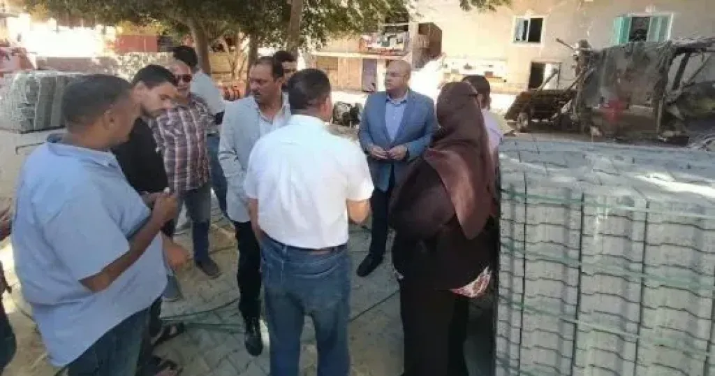 نائب محافظ الجيزة يتفقد أعمال تركيب بلاط الإنترلوك بـ124 شارعا فى كرداسة