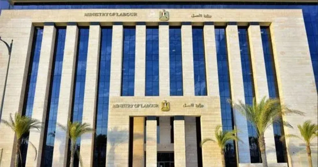 وزارة العمل تناشد المصريين فى لبنان الاستفادة من مهلة تسوية الإقامة والعمل