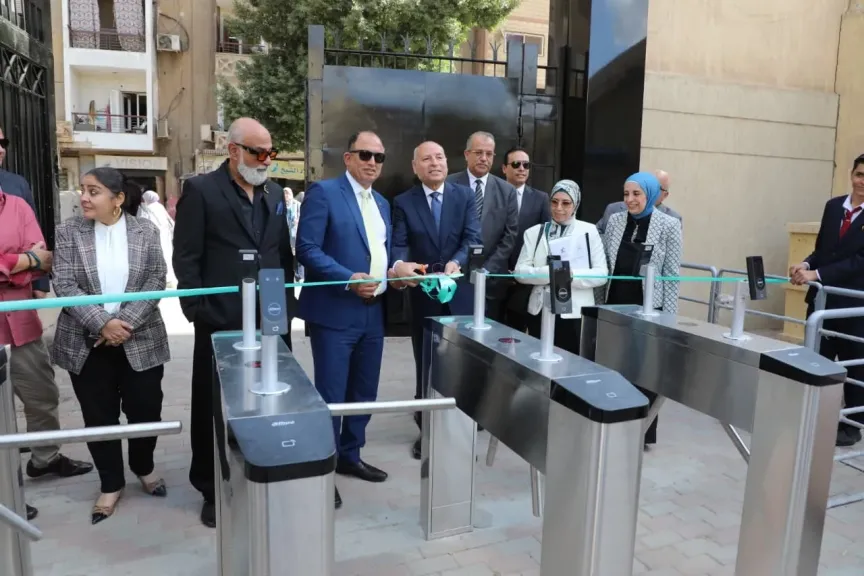 محافظ القاهرة ورئيس جامعة العاصمة يتفقدان مشروعات تطوير هندسة المطرية ويستعرضان نماذج طلابية مبتكرة