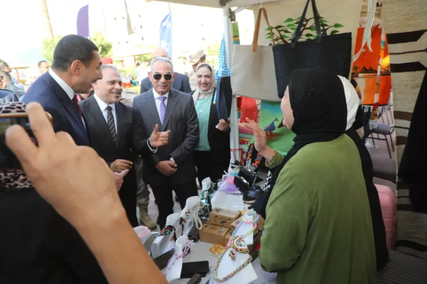 محافظ الشرقية يفتتح معرضى ايادى مصرللحرف اليدوية والفنون التشكيلية على هامش مهرجان الخيول العربية بالعاشر من رمضان