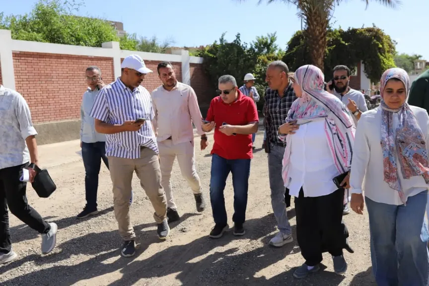 .شاهين يتابع التشغيل والصيانة وتوسعات «حياة كريمة» بمحطة منفلوط ويكافئ عاملين