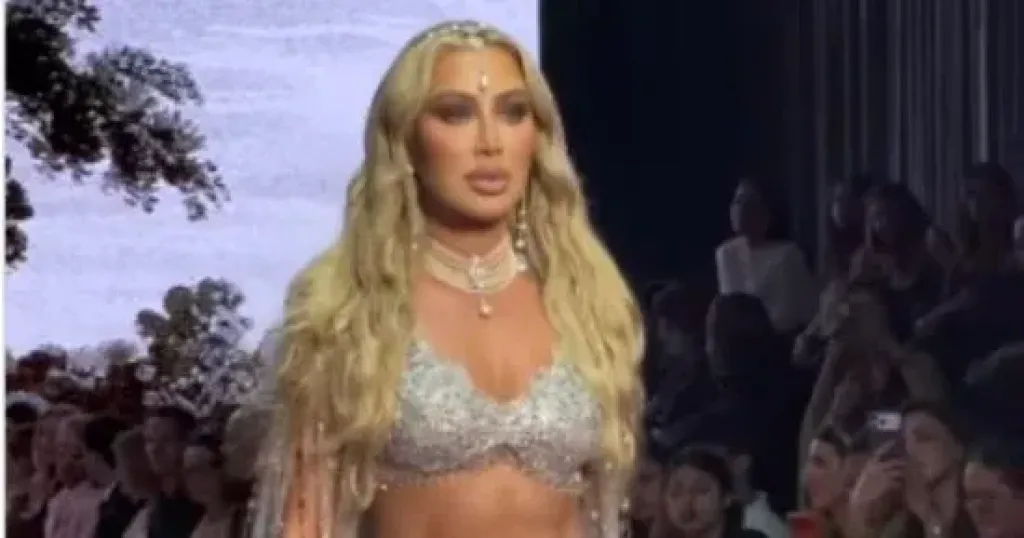 مايا دياب تخطف الأنظار بإطلالة فضية براقة في أسبوع الأزياء بدبي