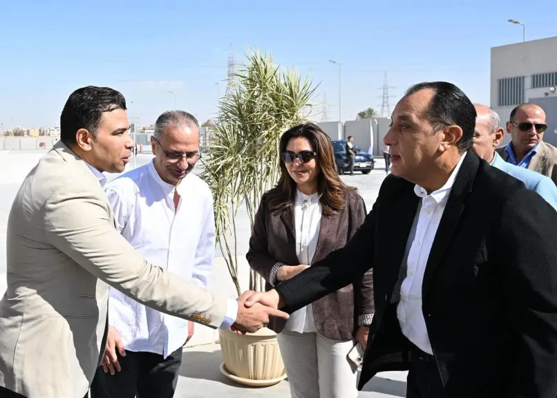 رئيس الوزراء يصطحب عددا من طلاب جامعات السويس لزيادة وعى الشباب بما يجرى على أرض محافظتهم