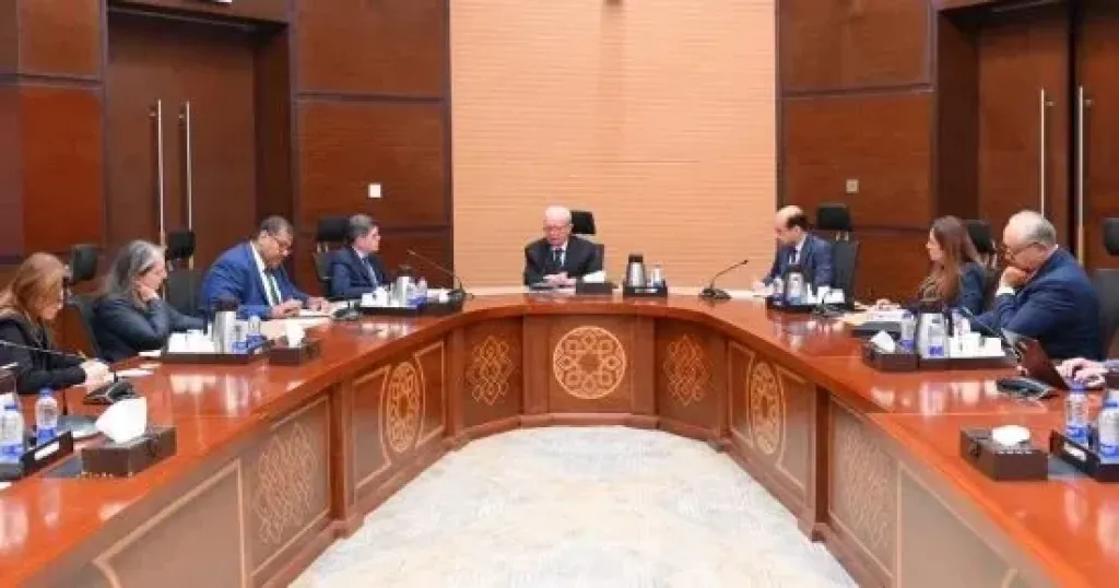 حسين عيسى يبحث تعزيز التعاون مع نائب رئيس مجموعة البنك الدولى والوفد المرافق