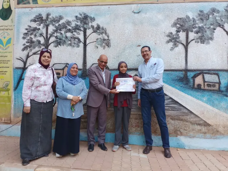 محافظ أسيوط: تكريم طالبة متميزة من ذوات الإعاقة بمدرسة الخياط الإعدادية بنات