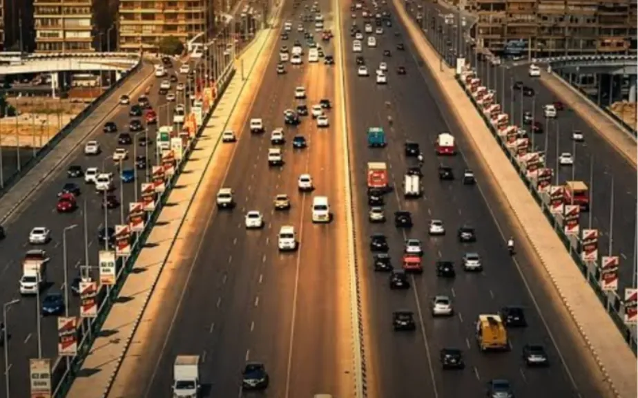مسخرة ..لوحة إعلانات على محور 26 يوليو ..تبث افلام اباحية