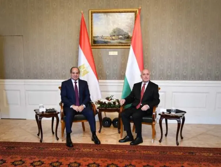 الرئيس السيسي يتوجه إلى «ساحة الأبطال» في بودابست ويضع إكليلًا من الزهور على النصب التذكاري
