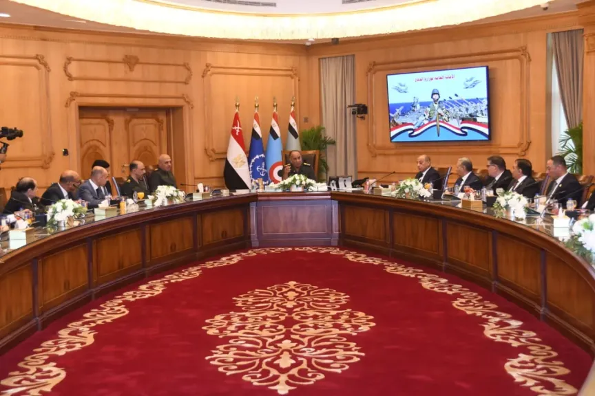 وزير الدفاع يستقبل وفداً من أعضاء لجنة الدفاع والأمن القومى بمجلس النواب ـ صور
