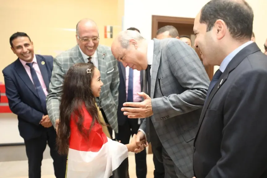 تقديرًا لإنجازها العربي.. وزير الطيران المدني يستقبل بطلة «تحدي القراءة العربي» بمطار القاهرة الدولي*