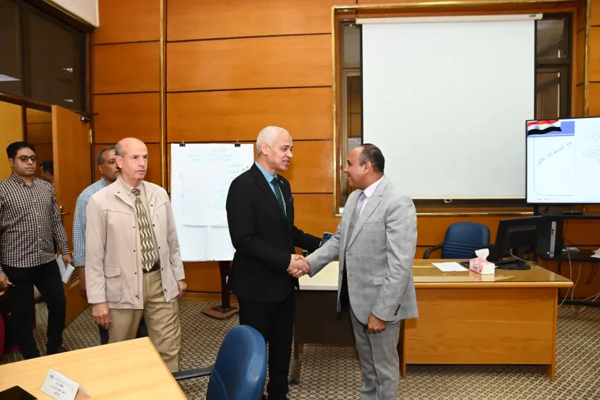 رئيس جامعة أسيوط يتفقد الدورة التاسعة لإعداد المدربين (TOT) بمركز تنمية قدرات أعضاء هيئة