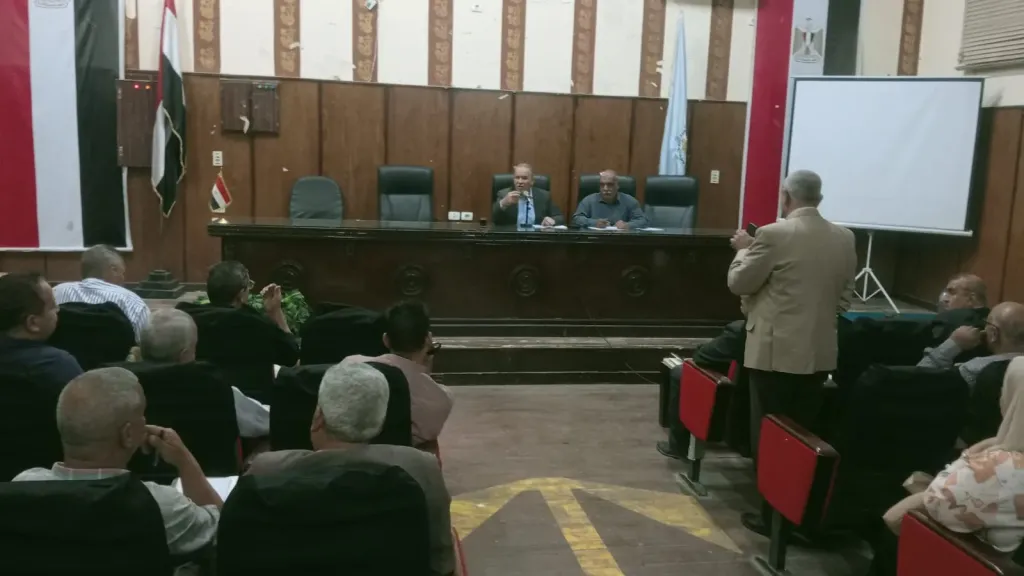 بحضور مديرى الإدارات وموجهى العموم وكيل وزارة التعليم بأسيوط