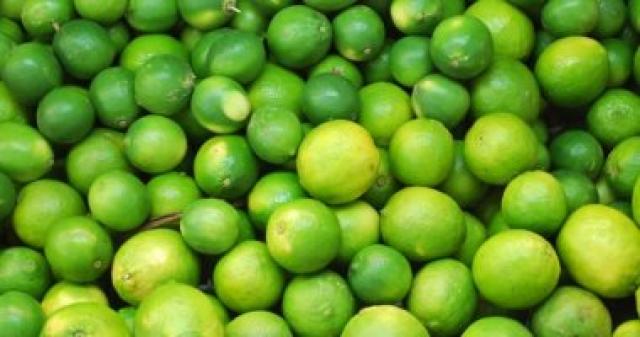بعد أن وصل للكيلوا 30 جنية .. الزراعيين تكشف موعد انخفاض أسعار الليمون بالأسواق
