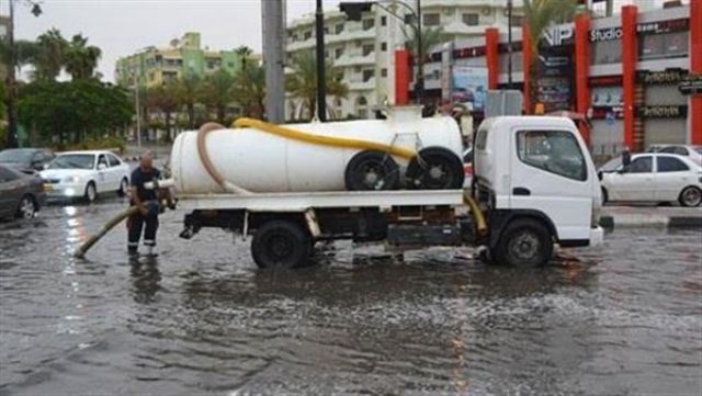 سيارات لشفط مياه الأمطار بشوارع القاهرة والجيزة