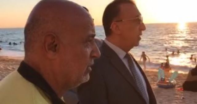 محافظ الإسكندرية من شاطئ أبو قير: حد يطلع الناس من البحر ويقولها تمشى (فيديو)