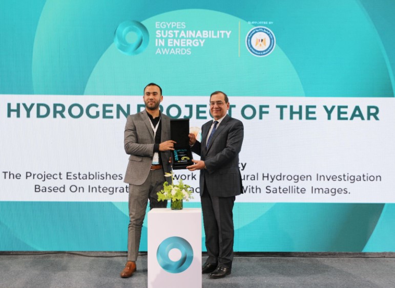 جامعة المنصورة تفوز  بجائزة أفضل مشروع هيدروجين  .