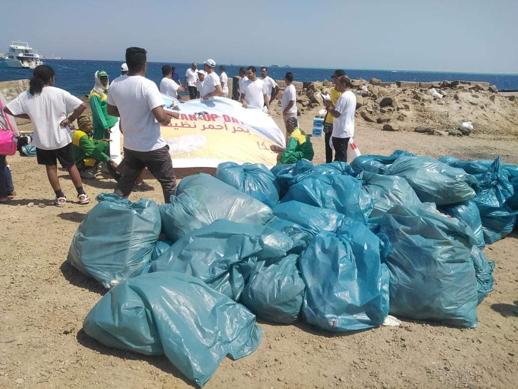 حملة لنظافة شواطئ الغردقة