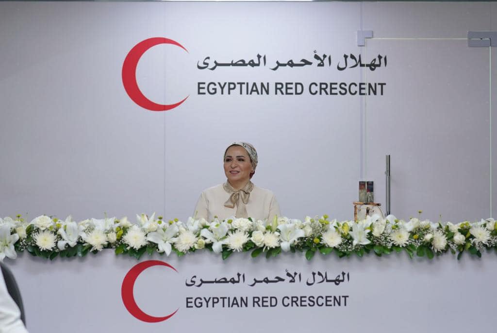 السيدة انتصار السيسي تزور غرفة عمليات الهلال الأحمر المصري